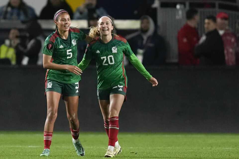Mexicos Mayra Pelayo-Bernal (til høyre) har akkurat gjort 2–0 mot USA i Gold Cup. Foto: Foto: Ryan Sun / AP / NTB. Mexicos Mayra Pelayo-Bernal (til høyre) har akkurat gjort 2–0 mot USA i Gold Cup. Foto: Foto: Ryan Sun / AP / NTB.