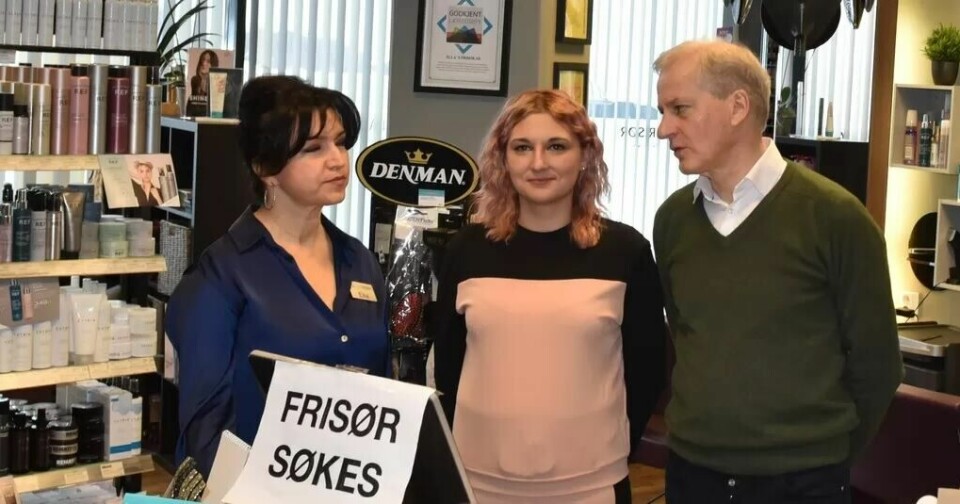 Frisør Ella Borck, Viktoria Berezovchuk og statsminister Jonas Gahr Støre er enige om viktigheten av å få ukrainske flyktninger ut i arbeidslivet. Frisør Ella Borck, Viktoria Berezovchuk og statsminister Jonas Gahr Støre er enige om viktigheten av å få ukrainske flyktninger ut i arbeidslivet.