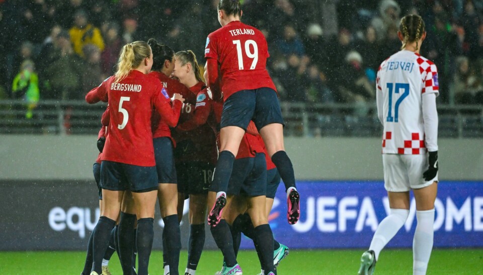 Norges Frida Leonhardsen Maanum jubler med lagvenninner etter 4-0 målet under fotballkampen i nasjonsligaen for kvinner mellom Norge og Kroatia på SR-bank arena i Stavanger. Norge herjet med sine kroatiske gjester i tirsdagens kamp i nasjonsliga-omspillet.Foto: Carina Johansen / NTB
