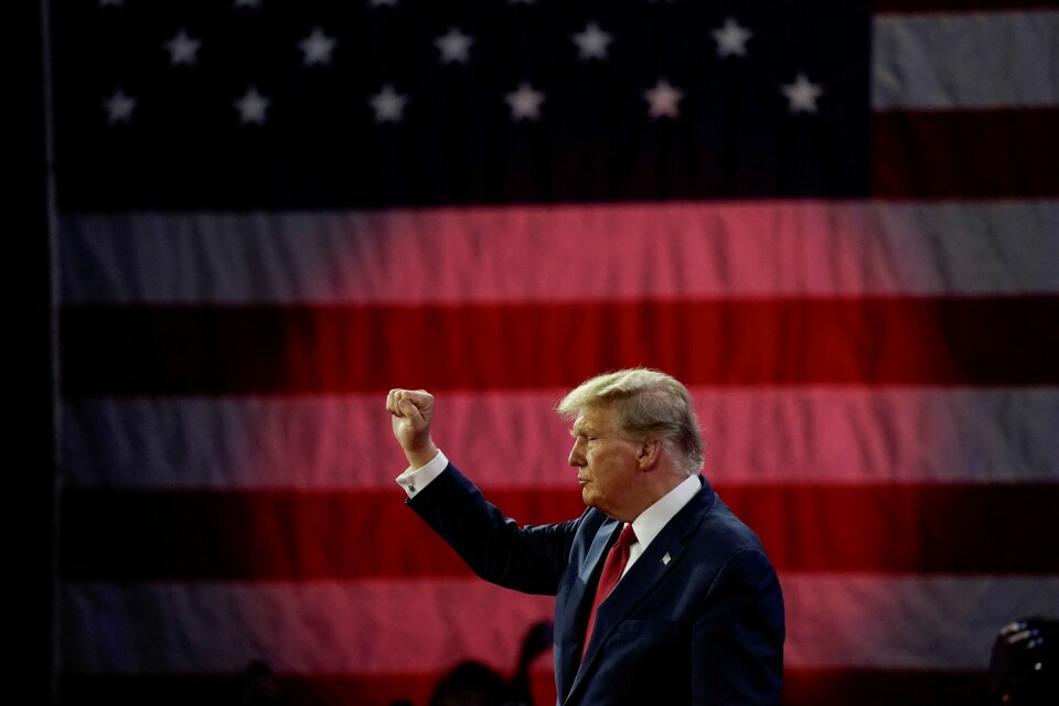 Donald Trump er i flytsonen om dagen. Han hadde små problemer med å vinne i South Carolina. FILE PHOTO: Former U.S. President and Republican presidential candidate Donald Trump gestures after addressing the Conservative Political Action Conference (CPAC) annual meeting in National Harbor, Maryland, U.S., February 24, 2024. REUTERS/Elizabeth Frantz/File Photo