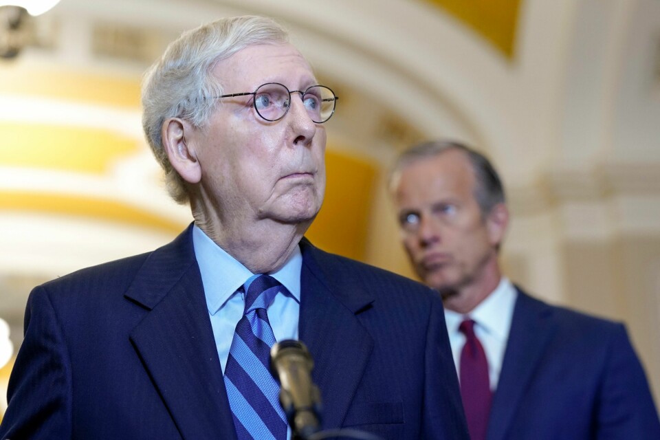 Republikanernes minoritetsleder i Senatet, Mitch McConnell. John Thune ses i bakgrunnen. Senate Minority Leader Mitch McConnell, R-Ky., left, speaks as Sen. John Thune, R-S.D., right, listens as he speaks to reporters after a policy luncheon Wednesday, May 31, 2023, on Capitol Hill in Washington. (AP Photo/Mariam Zuhaib)