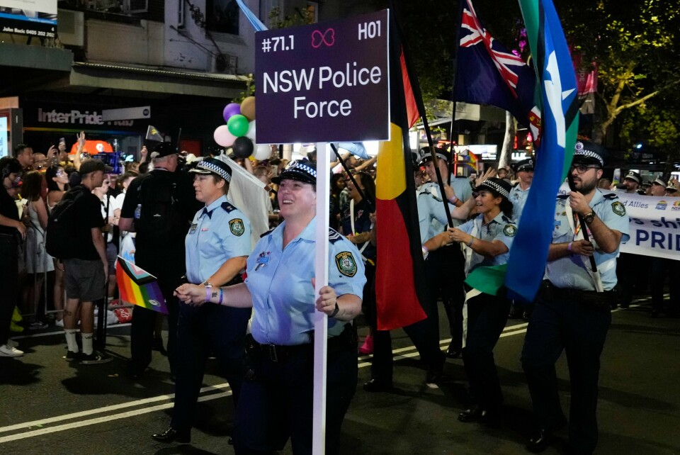 Politiet er faste deltakere i Sydneys årlige prideparade, men i år vil ikke arrangøren ha dem med etter at en politimann nylig ble siktet for å ha drept et homofilt par i det som fremstår som et sjalusidrap. Politiet er faste delatagere i Sydneys årlige prideparade, men i år vil ikke arrangøren ha dem med etter at en politimann nylig bel siktet for å ha drept et homofilt par i det som fremstår som et sjalusidrap. Arkivfoto: Mark Baker / AP / NTB