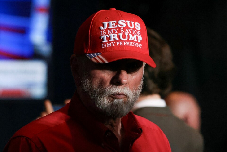 Trump-fansen håper å se ekspresidenten vende tilbake til Washington D.C. A supporter of Republican presidential candidate and former U.S. President Donald Trump attends his South Carolina Republican presidential primary election night party in Columbia, South Carolina, U.S. February 24, 2024. REUTERS/Alyssa Pointer TPX IMAGES OF THE DAY