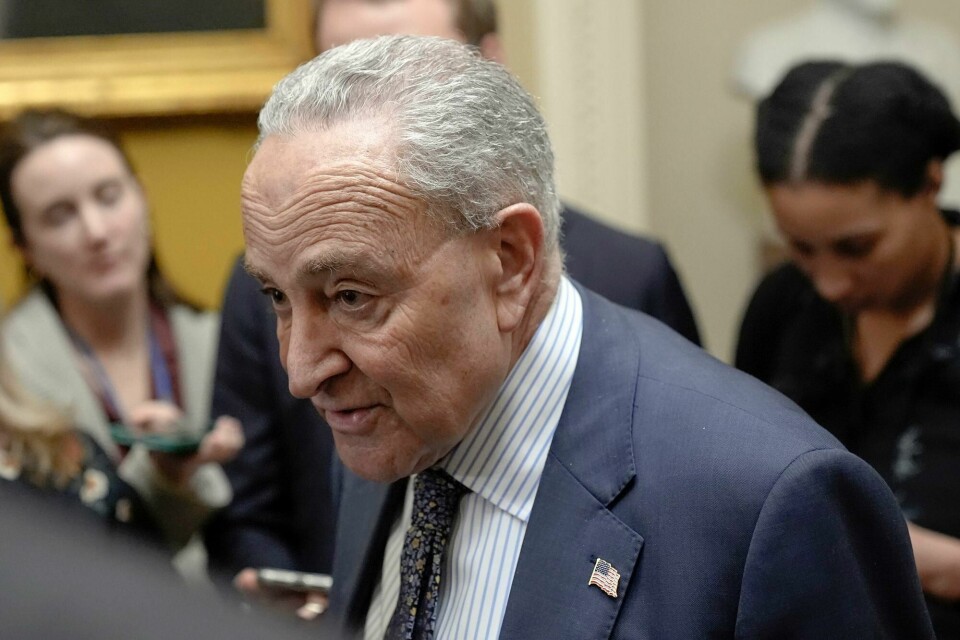 Flertallslederen i Senatet, demokraten Chuck Schumer. Sen. Majority Leader Chuck Schumer of N.Y., talks with reporters on Capitol Hill Tuesday, Feb. 27, 2024, in Washington. (AP Photo/Mariam Zuhaib)