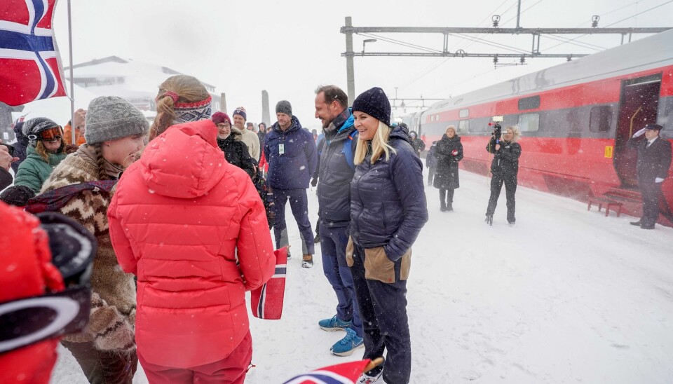 Kronprins Haakon og kronprinsesse Mette-Marit ankom onsdag ettermiddag Finse for å delta på Røde Kors-kurset Finsekurset. Kronprins Haakon og kronprinsesse Mette-Marit ankom onsdag ettermiddag Finse for å delta på Røde Kors-kurset Finsekurset. Foto: Cornelius Poppe / NTB