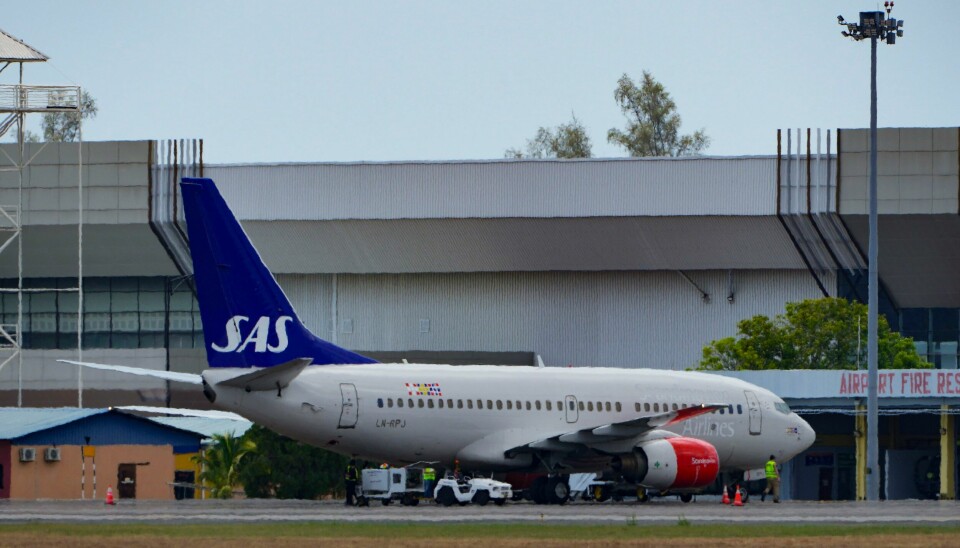 SAS' medisinske evakueringsfly skal frakte kongen hjem etter at han er innlagt med en infeksjon på sykehus i Malaysia. Hvem som betaler regningen, er ikke kjent. SAS' medisinske evakueringsfly landet på Langkawi i Malaysia litt etter klokka 6.30 norsk tid. Kongen er innlagt på sykehus på Langkawi med en infeksjon Foto: Vincent Thian / AP / NTB