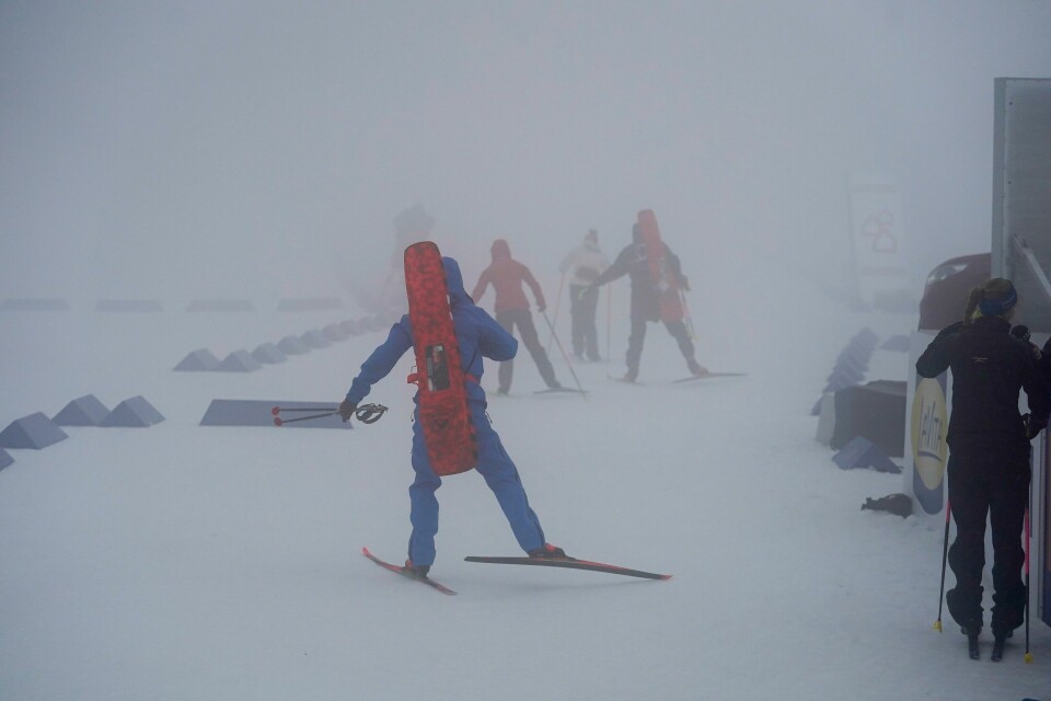 Man så ikke blinkene på standplass i Holmenkollen torsdag. Været stoppet kvinnenes normaldistanse i verdenscupen i skiskyting i HolmenkollenFoto: Terje Bendiksby / NTB