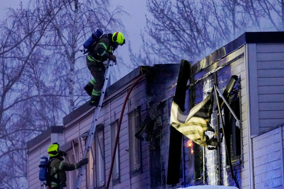 Én person har mistet livet etter en boligbrann på Skjetten i Lillestrøm tirsdag. Brannvesenet i arbeid for å slokke brannen. Foto: Terje Bendiksby / NTB