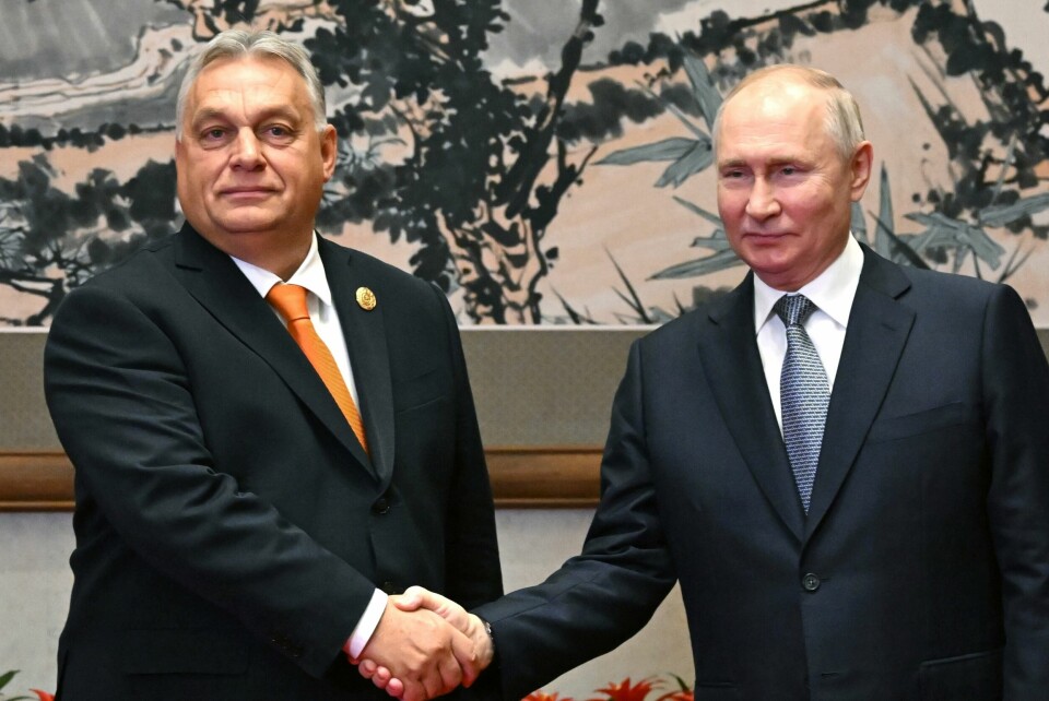Ungarns statsminister Viktor Orban og Russlands president Vladimir Putin hilser under et møte i Kina i fjor. FILE - Russian President Vladimir Putin, right, and Hungarian Prime Minister Viktor Orban pose for a photo prior to their talks on the sidelines of the Belt and Road Forum in Beijing, China, on Tuesday, Oct. 17, 2023. Orban will be the center of attention at an EU summit Thursday, Oct. 26, 2023 following his meeting with Russian President Vladimir Putin last week. Diplomats say EU leaders will directly confront him with accusations he broke EU unity in their support of Ukraine. (Grigory Sysoyev, Sputnik, Kremlin Pool Photo via AP, File)