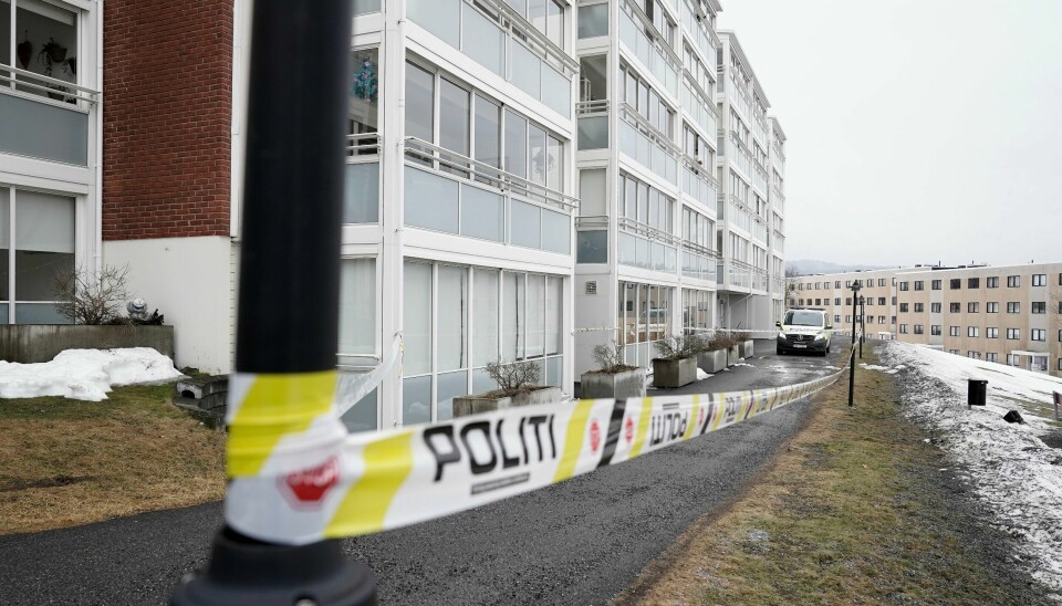 Politiet har sperret av et område etter funn av en død person på Lørenskog fredag. Politiet har sperret av et område etter funn av en død person på Lørenskog fredag.