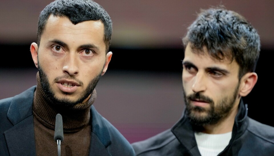 Palestinske Basel Adra og israelske Yuval Abraham mottok dokumentarprisen for «No other land» på den internasjonale filmfestivalen, Berlinale, i Berlin. .