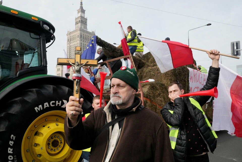 Polske bønder under en demonstrasjon i Warszawa tirsdag. Den polske statsministeren sier han vurderer en midlertidig stans i varetrafikken over grensen fra Ukraina for å roe gemyttene. Polske bønder under en demonstrasjon i Warszawa tirsdag. Den polske statsministeren sier han vurderer en midlertidig stans i varetrafikken over grensen fra Ukraina for å roe gemyttene. Foto: Czarek Sokolowski / AP / NTB