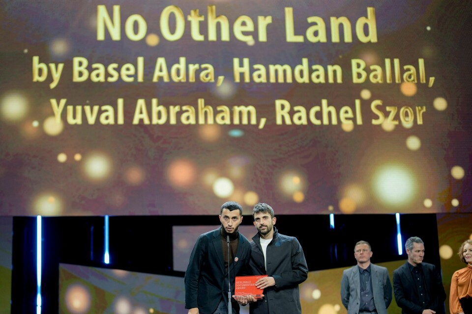Palestinske Basel Adra og israelske Yuval Abraham mottok dokumentarprisen for «Ingen annet land» på den internasjonale filmfestivalen, Berlinale, i Berlin. .