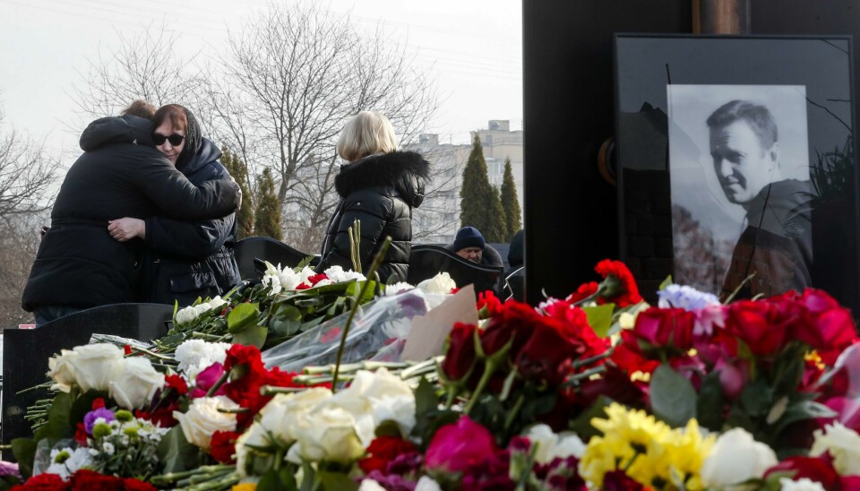 Aleksej Navalnyjs mor får en klem ved graven i Moskva lørdag. Aleksej Navalnyjs mor får en klem ved graven i Moskva lørdag. Foto: AP / NTB