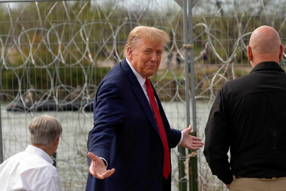 Donald Trump slår ut med armene under sitt valgkambesøk ved grensen til Mexico ved Rio Grande torsdag. Republican presidential candidate former President Donald Trump gestures near the bank of the Rio Grande River at Shelby Park during a visit to the U.S.-Mexico border, Thursday, Feb. 29, 2024, in Eagle Pass, Texas. (AP Photo/Eric Gay)