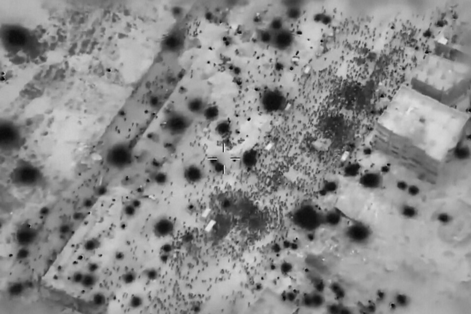 Skjermdump fra en video offentliggjort av den israelske hæren som viser palestinere som omringer lastebiler som kjørte inn i Gaza by med livreddende hjelp natt til torsdag. Det skal ha vært den første store nødhjelpsleveransen til byen på en måned. Skjermdump fra en video offentliggjort av den israelske hæren som viser palestinere som omringer lastebiler som kjørte inn i Gaza by med livreddende hjelp natt til torsdag. Det skal ha vært den første store nødhjelpsleveransen til byen på en måned. Foto: IDF via AP / NTB