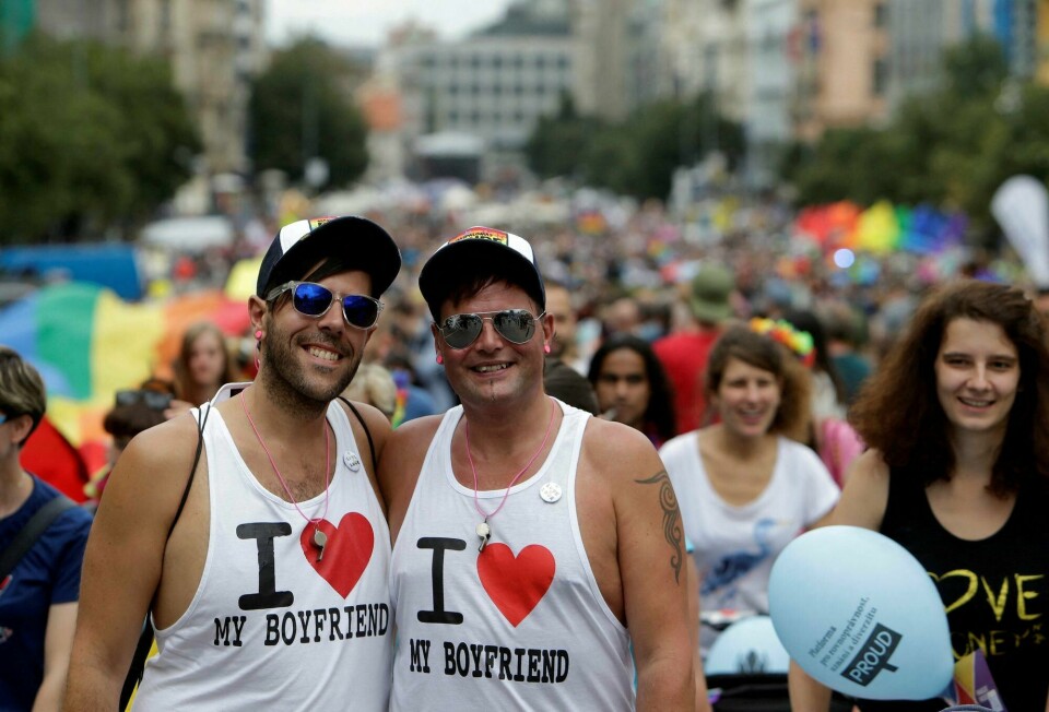 Tsjekkiske folkevalgte sa nei til likekjønnet ekteskap. Illustrasjonsfoto fra en tidligere Pride-parade i Tsjekkias hovedstad Praha. FILE PHOTO: Participants attend the Prague Pride Parade where thousands marched through the city centre in support of gay rights, in Czech Republic, August 13, 2016. REUTERS/David W Cerny/File Photo
