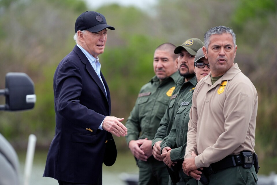 President Joe Biden snakker med grensepolitiet under sitt valgkampbesøk i Brownsville i Texas, ved Rio Grande og grensen til Mexico torsdag. USAs president Joe Biden i samtale med folk fra grensepolitiet i Brownsville i Texas torsdag. Foto: Evan Vucci / AP / NTB