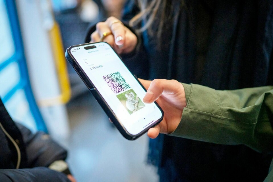 Det burde være forskjell på den straffen man får for å ha kjøpt feil billett i vanvare, og den straff man ilegges når man sniker bevisst. Mange gjør den samme feilen som meg. Det viser at appen fungerer som en felle. En felle som Ruter tjener godt på, mener Ragnhild Sollund. (Illustrasjonsfoto) Billettkontroll offentlig transport i Oslo