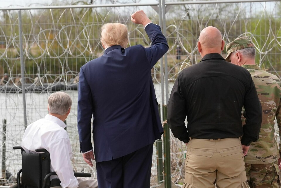 Donald Trump med sin vanlige knyttede neve hilser til folk på Mexico-siden av grensen under sitt valgkampbesøk ved grenseelven Rio Grande torsdag. Republican presidential candidate former President Donald Trump waves to people across the Rio Grande in Mexico at Shelby Park during a visit to the U.S.-Mexico border, Thursday, Feb. 29, 2024, in Eagle Pass, Texas. (AP Photo/Eric Gay)