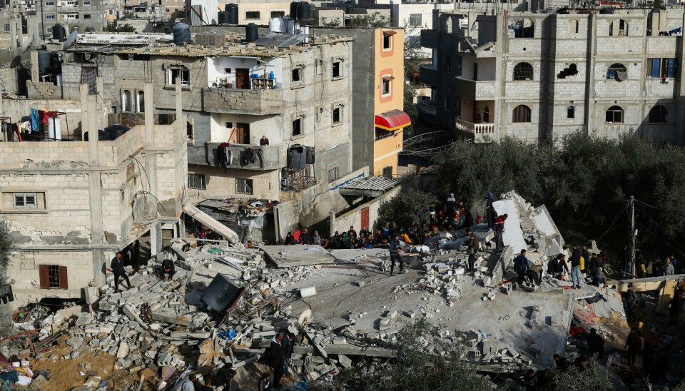 Rundt 30 nordmenn er fortsatt i Gaza. Den palestinske storfamiliens hjem i Rafah helt sør på Gazastripen ble ødelagt i et israelsk luftangrep sent lørdag kveld. Foto: Hatem Ali / AP / NTB