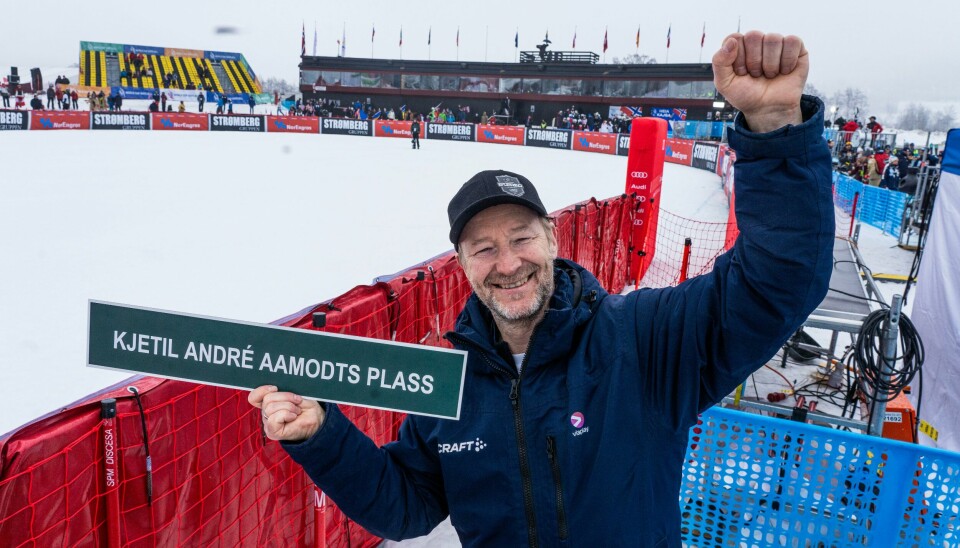 Tidligere alpinist Kjetil André Aamodt jubler etter å ha fått hele målområdet i Kvitfjell oppkalt etter seg. Tidligere alpinist Kjetil André Aamodt jubler etter å ha fått hele målområdet i Kvitfjell oppkalt etter seg. Målområdet har fått det klingende navnet Kjetil André Aamodts plass. Foto: Erik Flaaris Johansen / NTB
