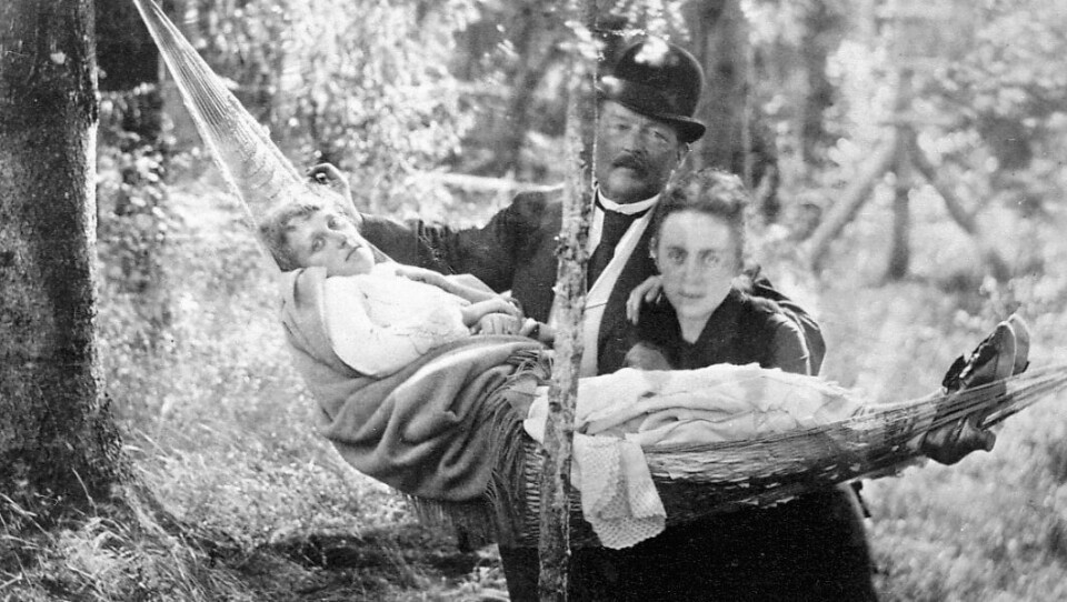 Mange tydde til kvakksalvere når legekunsten ikke strakk til. Her hviler en syk kvinne i en hengekøye i 1878 på Helgerud i Bærum. Mange tydde til kvakksalvere når legekunsten ikke strakk til. Her hviler en syk kvinne i en hengekøye i 1878 på Helgerud i Bærum.
