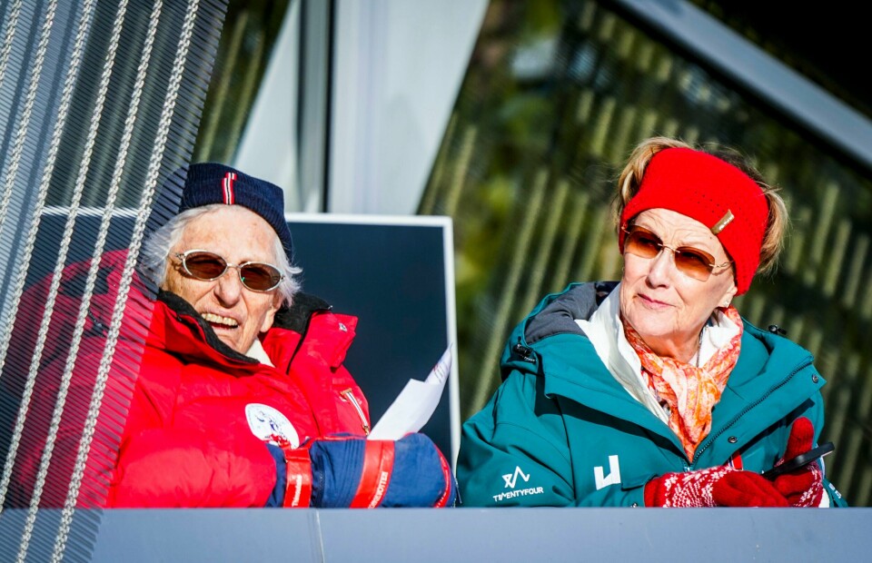 Prinsesse Astrid (t.v.) og dronning Sonja kommer også i år til Holmenkollen skifestival. Her fra fjorårets Raw Air-konkurranse for kvinner. Prinsesse Astrid (t.v.) og dronning Sonja kommer også i år til Holmenkollen skifestival. Her fra fjorårets Raw Air-konkurranse for kvinner. Foto: Lise Åserud / NTB