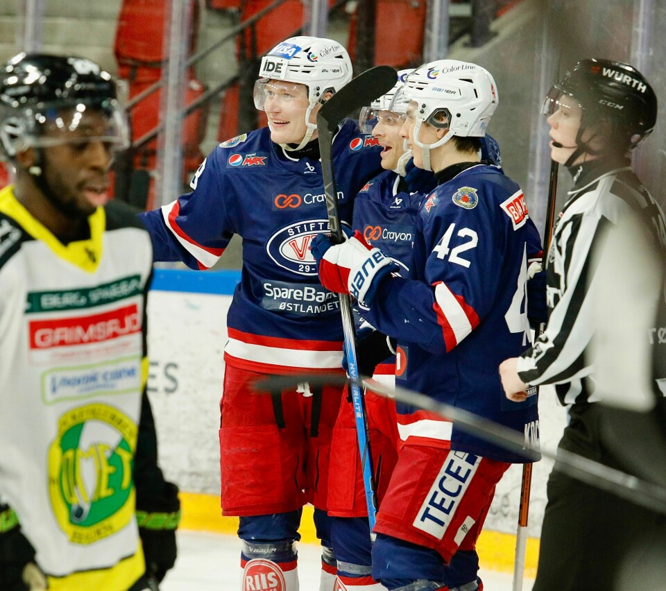 Trevor Mingoia (midten) jubler for ett av sine tre mål i seieren over Comet Trevor Mingoia (midten) jubler for ett av sine tre mål i seieren over Comet