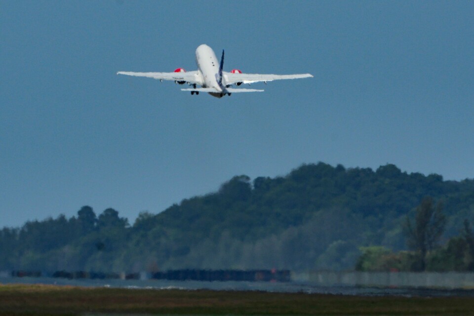 Kongeparet har startet hjemreisen til Norge. Flyet lettet like etter klokken 6 søndag morgen norsk tid. Kongeparet har startet hjemreisen til Norge. Flyet lettet like etter klokken 6 søndag morgen norsk tid. Foto: Vincent Thian / AP / NTB