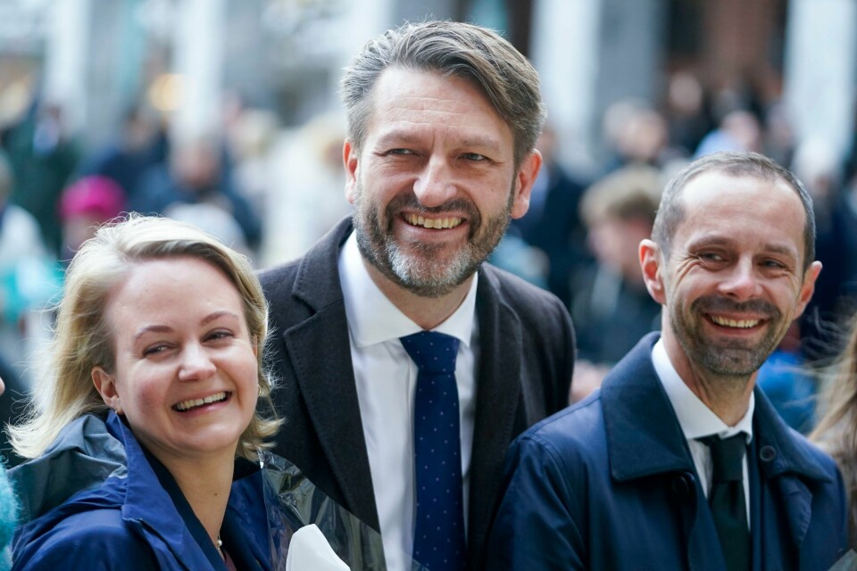 Byrådsleder Eirik Lae Solberg og hans makkere i Venstre, Julianne Ferskaug og Hallstein Bjercke, tar nå maten fra skoleungdommene i Oslo. .