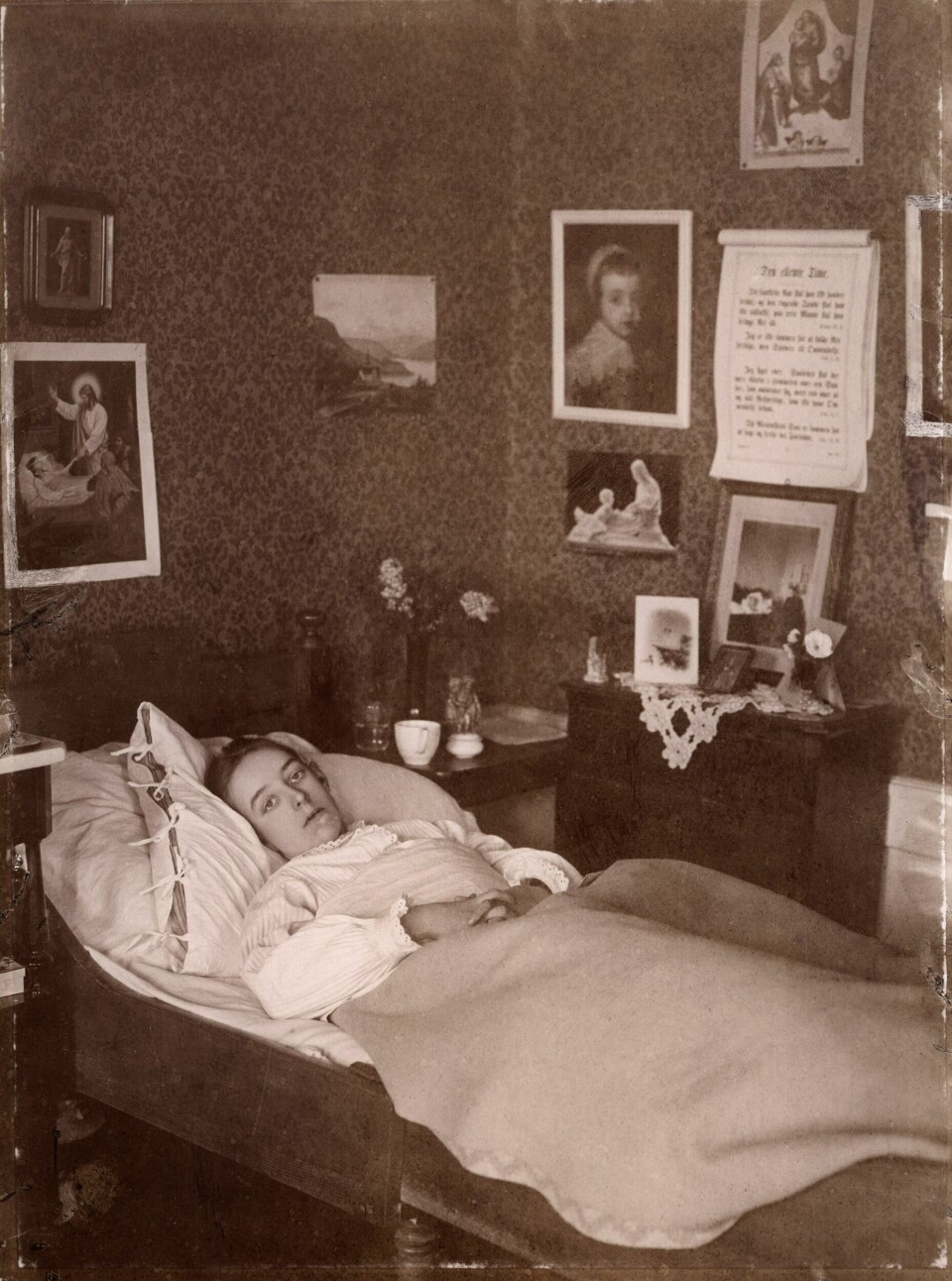 En syk, ung kvinne til sengs ca. 1880. En syk, ung kvinne til sengs ca. 1880.