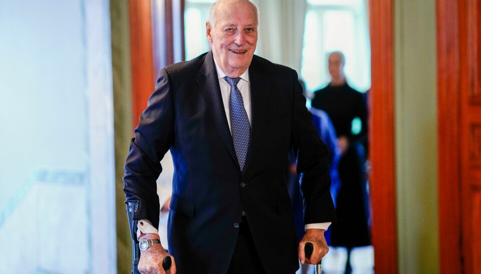 Det er ventet Kong Harald vil lande på Oslo lufthavn like før klokken 23 søndag kveld. Bildet viser kong Harald som smiler. Foto: Cornelius Poppe / POOL / NTB
