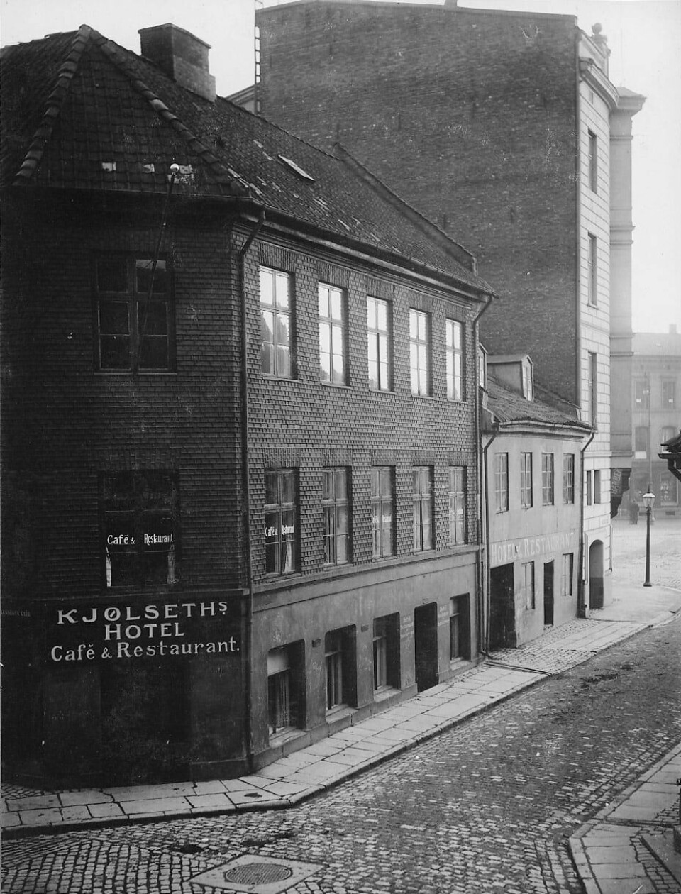Johan Bodin solgte sitt giktmiddel fra ulike steder han oppholdt seg, slik som Kjølseths hotell og restaurant, annonsert i Christiania Nyheds- og Avertissementsblad 17.07.1888. Gården med utsikt mot Jernbanetorget 6, ble revet i 1907. Johan Bodin solgte sitt giktmiddel fra ulike steder han oppholdt seg, slik som Kjølseths hotell og restaurant, annonsert i Christiania Nyheds- og Avertissementsblad 17.07.1888. Gården med utsikt mot Jernbanetorget 6, ble revet i 1907.