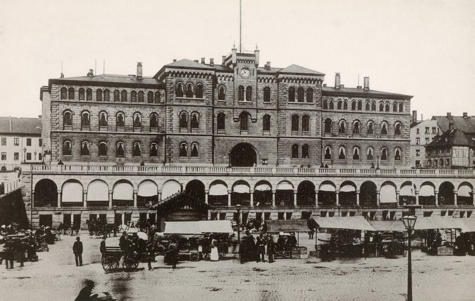 Johan Bodin ble i 1890 dømt i Kristiania byrett for kvakksalveri. Byretten holdt da til i andre etasje på hovedpolitistasjonen i Møllergata 19. Johan Bodin ble i 1890 dømt i Kristiania byrett for kvakksalveri. Byretten holdt da til i andre etasje på hovedpolitistasjonen i Møllergata 19.