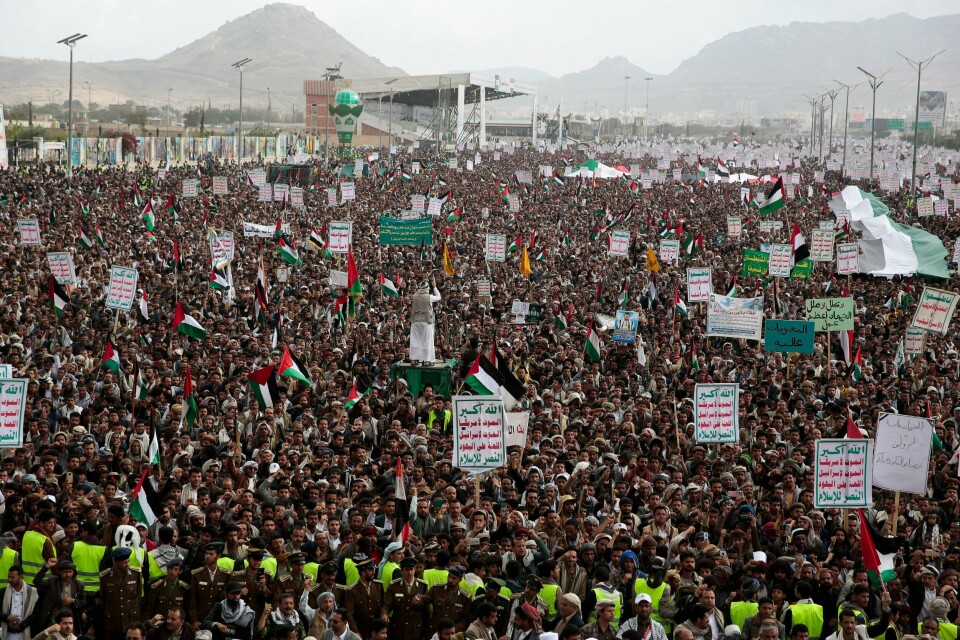 Titusenvis av Houthi-tilhengere demonstrerte fredag i Jemens hovedstad Sana til støtte for palestinerne i Gaza. Titusenvis av Houthi-tilhengere demonstrerte fredag i Jemens hovedstad Sana til støtte for palestinerne i Gaza. Foto: AP / NTB