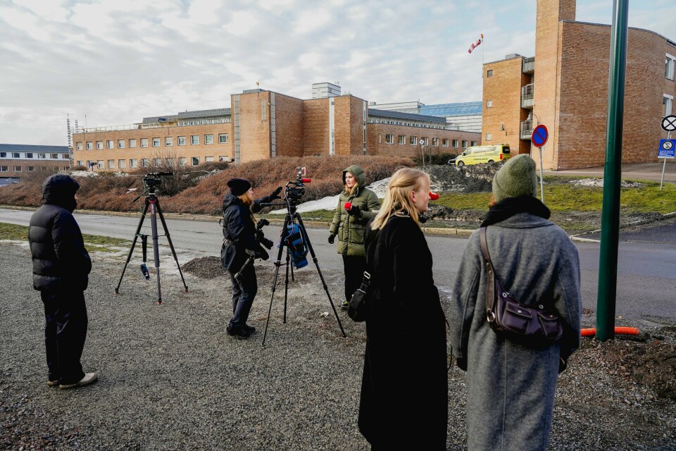 Pressefolk er på plass utenfor Rikshospitalet i Oslo, hvor kongen er innlagt. Pressefolk er på plass utenfor Rikshospitalet i Oslo, hvor kongen er innlagt. Foto: Terje Bendiksby / NTB