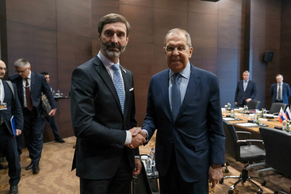 Slovakias utenriksminister Juraj Blanar (t.v.) og Russlands utenriksminister Sergej Lavrov møttes i tyrkiske Ankara i helgen. Det har satt sinnene i kok blant opposisjonen i Slovakia. Blanar er minister i regjeringen til den omstridte statsministeren Robert Fico. Russia's Foreign Minister Sergei Lavrov shakes hands with Slovakia's Foreign Minister Juraj Blanar during a meeting on the sidelines of the Antalya Diplomacy Forum in Antalya, Turkey, March 2, 2024. Russian Foreign Ministry/Handout via REUTERS ATTENTION EDITORS - THIS IMAGE WAS PROVIDED BY A THIRD PARTY. NO RESALES. NO ARCHIVES. MANDATORY CREDIT.
