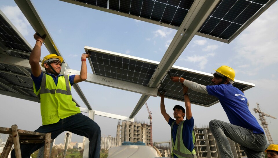 Solceller installeres på taket av et bolighus i utkanten av Indias hovedstad New Delhi. Mens utslippene i India vokser kraftig, bidrar solceller til å bremse utslippsveksten på verdensbasis. Solceller installeres på taket av et bolighus i utkanten av Indias hovedstad New Delhi. Mens utslippene i India vokser kraftig, bidrar solceller til å bremse utslippsveksten på verdensbasis. Foto: Manish Swarup / AP / NTB