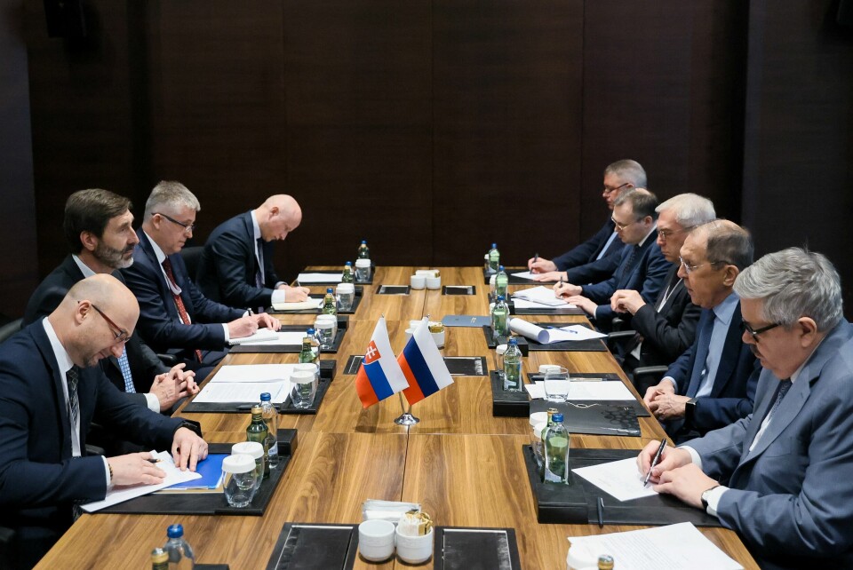 Foto fra lørdagens møte i Tyrkia. Members of the delegations, led by Russia's Foreign Minister Sergei Lavrov and Slovakia's Foreign Minister Juraj Blanar, hold talks on the sidelines of the Antalya Diplomacy Forum in Antalya, Turkey, March 2, 2024. Russian Foreign Ministry/Handout via REUTERS ATTENTION EDITORS - THIS IMAGE WAS PROVIDED BY A THIRD PARTY. NO RESALES. NO ARCHIVES. MANDATORY CREDIT.