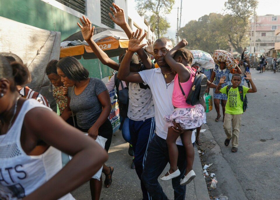 Haitiere forlater området der politiet aksjonerer mot kriminelle gjenger i Portail-nabolaget i Port-au-Prince. Kaos råder i landet, der mektige kriminelle gjenger har festet grepet. Haitiere forlater området der politiet aksjonerer mot kriminelle gjenger i Portail-nabolaget i Port-au-Prince. Kaos råder i landet, der mektige kriminelle gjenger har festet grepet. Foto: Odelyn Joseph / AP / NTB