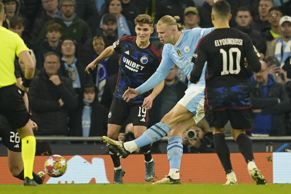 TV2 vant rettighetene til å vise mesterligaen med Erling Braut Haaland og co. de neste tre årene Erling Braut Haaland scorer sitt sjette mål i denne sesongens mesterliga. Målet ga 3-1 i returkampen mot FC København. Foto: Dave Thompson, AP / NTB