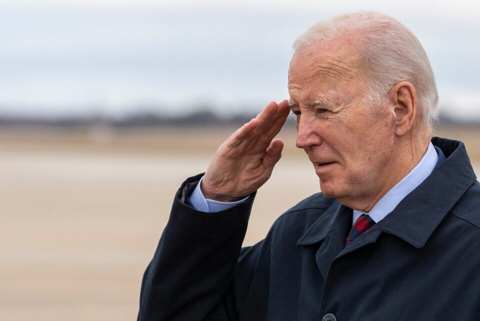 Sittende president Joe Biden skal etter alle solemerker kjempe mot Donald Trump i kampen om presidentembetet i valget i USA 5. november. President Joe Biden salutes as he steps off Air Force One upon arrival, Tuesday, March 5, 2024, at Andrews Air Force Base, Md. Biden is returning from a trip to Camp David. (AP Photo/Alex Brandon)