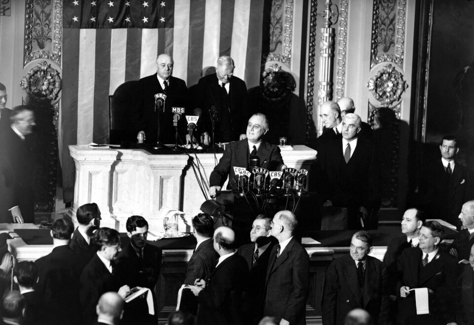 Demokraten Franklin D. Roosevelt (midten) var USAs 32. president. Her avbildet i Kongressen i USA i januar 1941. U.S. President Franklin Roosevelt is shown at the rostrum during the first joint session of the 77th Congress for the annual message in Washington, D.C., Jan. 6, 1941. Standing behind the president are, Vice President John N. Garner, left, and House Speaker Sam Rayburn. President Roosevelt pleaded for an increase in production of armaments for defense and aid to the fighting democracies. (AP Photo)