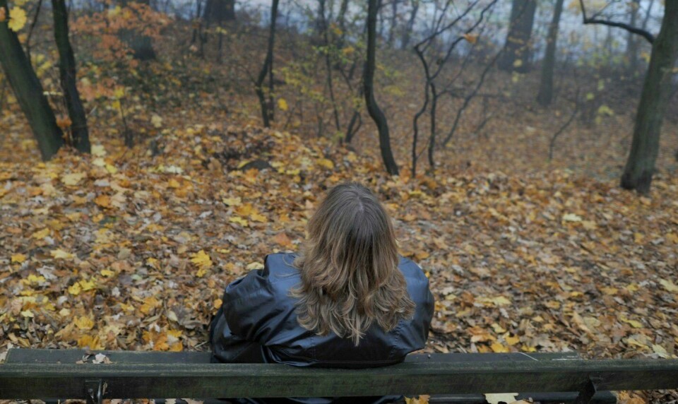 Kvinner rammes oftere av depresjon enn menn og det bidrar til at kvinner har høyere sykefravær enn menn. DepressionEmneknaggerbakfrakvinnerredselvoldtekterselvmordensomhetVis merDepressionDeprimert kvinne. Sitter på benk i skog. Fortvilet. Trist. Desperat. A woman with depression. Foto: Frank May / NTB NB! MODELLKLARERT
