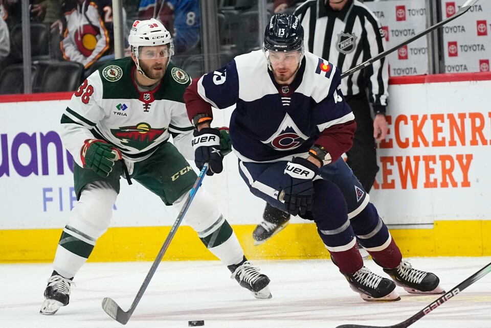 Minnesota Wild tapte 1-2 etter spilleforlengelse mot Colorado Avalanche i fredagens NHL-kamp. Den avgjørende scoringen ble satt inn av Valeri Nichushkin (til høyre). På bildet er matchvinneren i duell med Ryan Hartman. Minnesota Wild tapte 1-2 etter spilleforlengelse mot Colorado Avalanche i fredagens NHL-kamp. Den avgjørende scoringen ble satt inn av Valeri Nichushkin (til høyre). På bildet er matchvinneren i duell med Ryan Hartman. Foto: David Zalubowski / AP / NTB