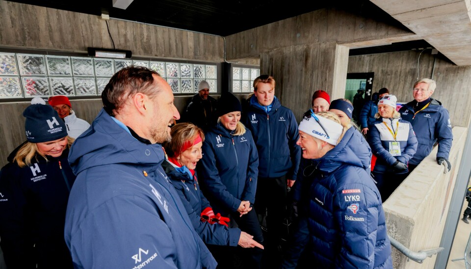 Frida Karlsson fra Sverige hilser på kronprinsesse Mette-Marit, prinsesse Ingrid Alexandra, prins Sverre Magnus, kronprinsesse Mette-Marit, kronprinsregent Haakon, Danmarks dronning Margrethe og dronning Sonja på kongetribunen etter lørdagens 50km. Frida Karlsson fra Sverige hilser på kronprinsesse Mette-Marit, prinsesse Ingrid Alexandra, prins Sverre Magnus, kronprinsesse Mette-Marit, kronprinsregent Haakon, Danmarks dronning Margrethe og dronning Sonja på kongetribunen etter lørdagens 50km.