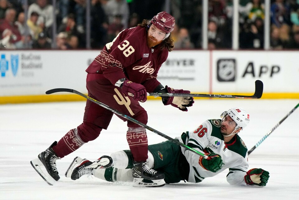 Mats Zuccarello (liggende med 36 på armen) og hans Minnesota Wild gikk seirende ut av torsdagens NHL-kamp mot Arizona Coyotes. Her er nordmannen i en duell med Liam O'Brien. Mats Zuccarello (liggende med 36 på armen) og hans Minnesota Wild gikk seirende ut av torsdagens NHL-kamp mot Arizona Coyotes. Her er nordmannen i en duell med Liam O'Brien Foto: Rick Scuteri / AP / NTB