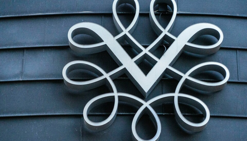 Bilde av logoen til Vinmonopolet. Vinmonopolet skal nå godta digitale førerkort. Foto: Terje Pedersen / NTB