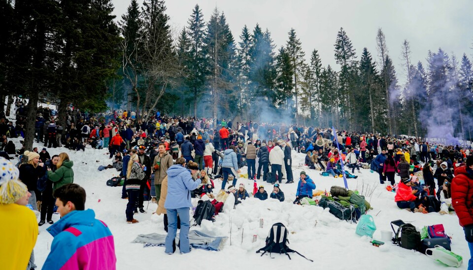 Det var massivt oppmøte av publikum ved Frognerseteren lørdag. Det er estimert rundt 12.000 mennesker i festområdet i skogen utenfor arenaen. Foto: Beate Oma Dahle / NTB